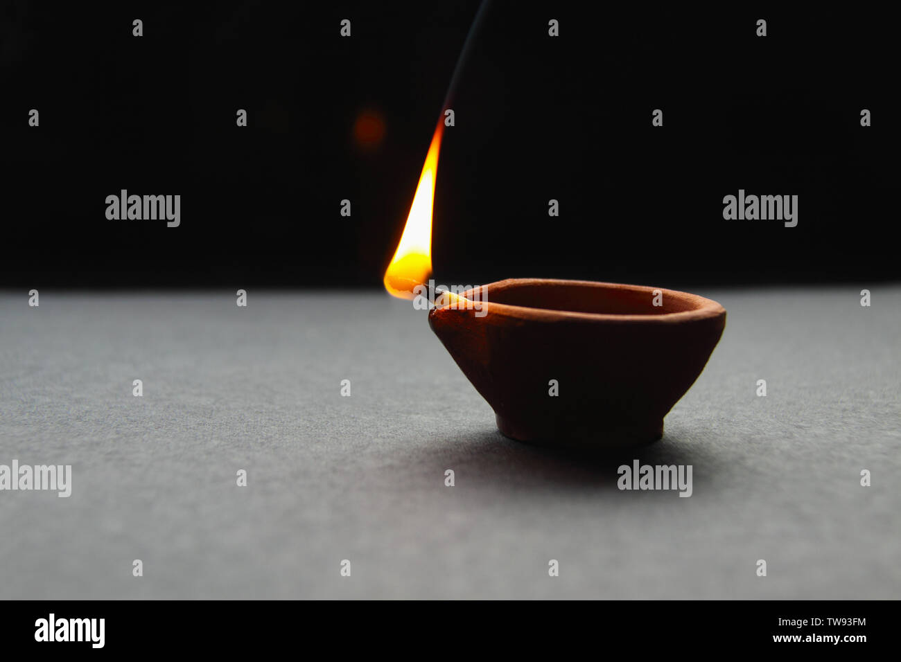 Bruciare diwali diya Foto Stock