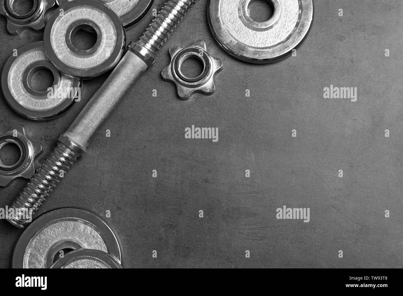 Attrezzature da palestra e uno spazio vuoto per un programma di esercizi su sfondo grigio. Piano di composizione dei laici Foto Stock