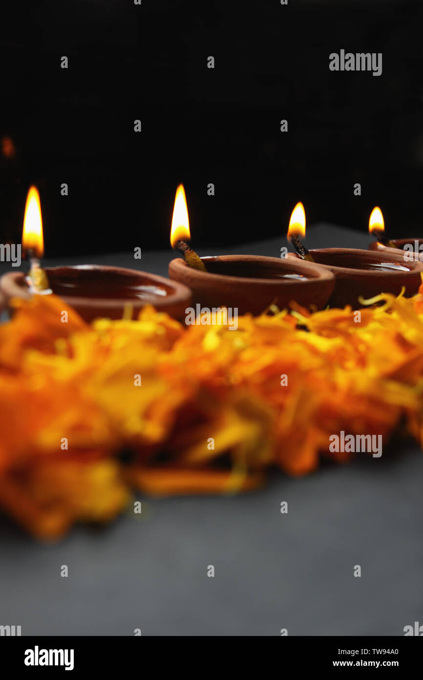 Diwali diyas che brucia in una fila Foto Stock