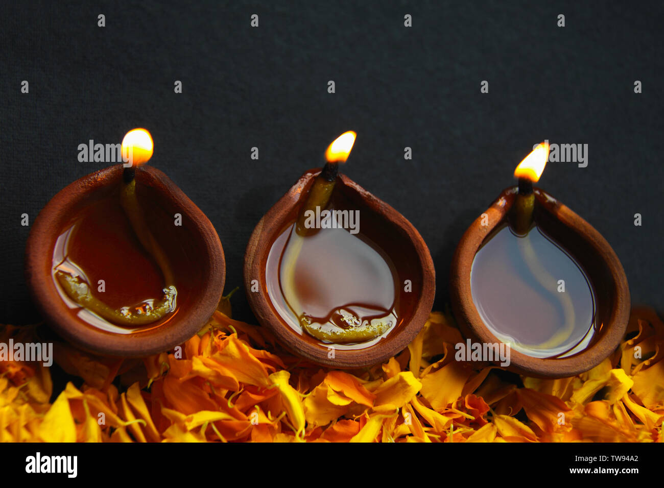 Vista ad angolo alto del diwali che brucia Foto Stock