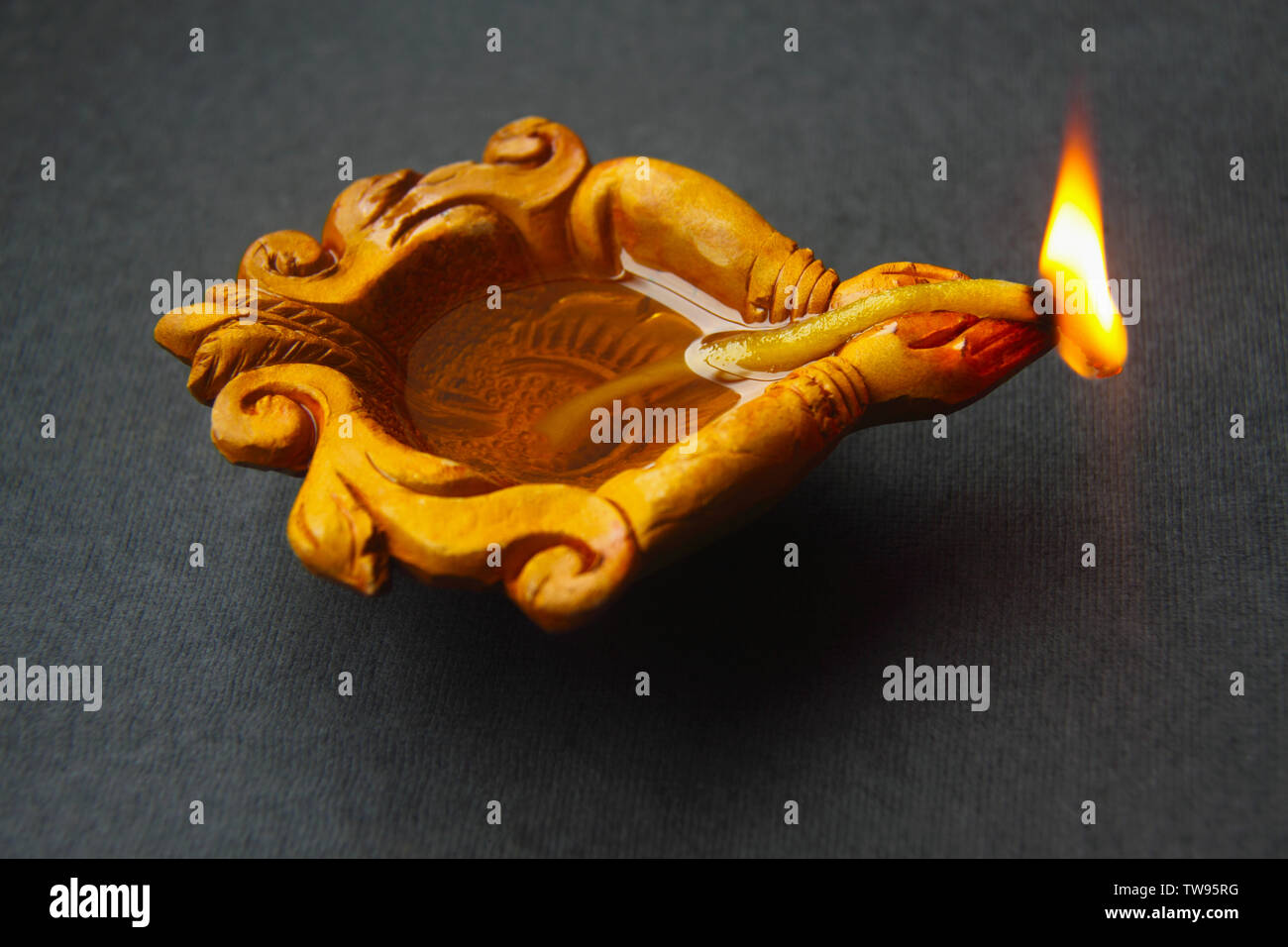 Primo piano di un diwali bruciante Foto Stock