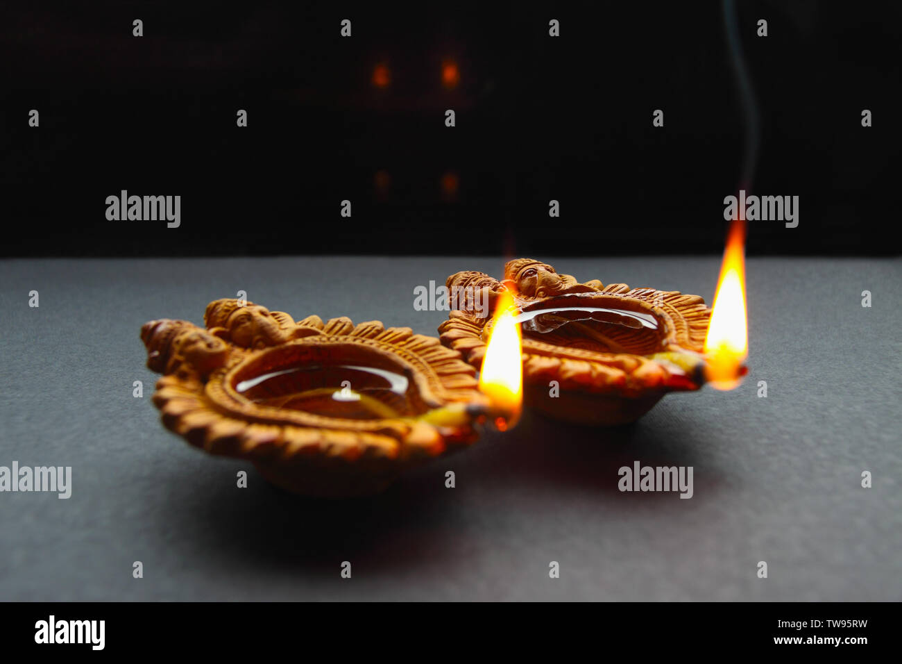 Close up di bruciare diwali diyas Foto Stock