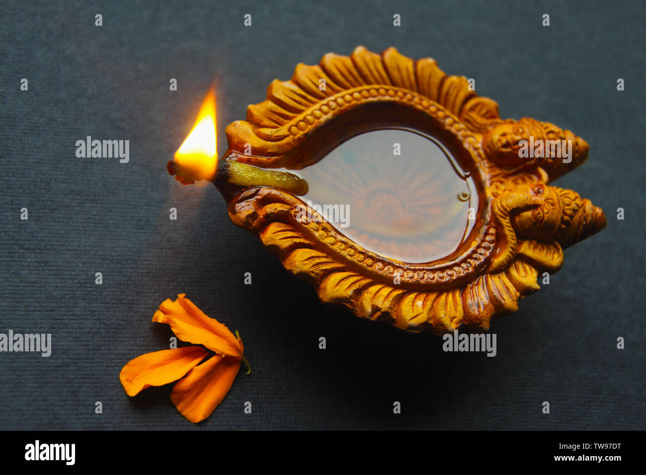 Primo piano di un diwali bruciante Foto Stock