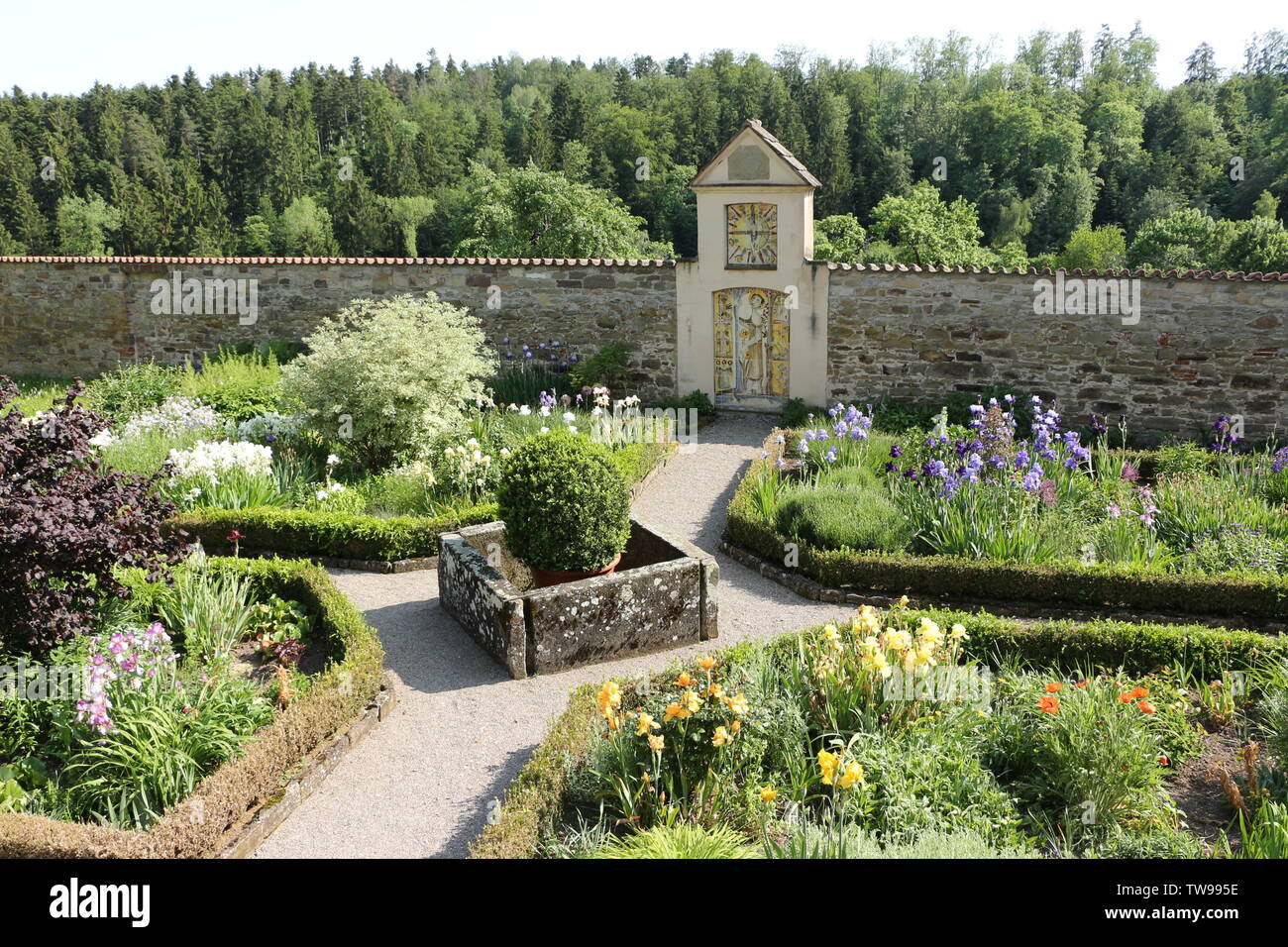 Blick in den Klostergarten von Kloster Kirchberg im Schwarzwald Foto Stock