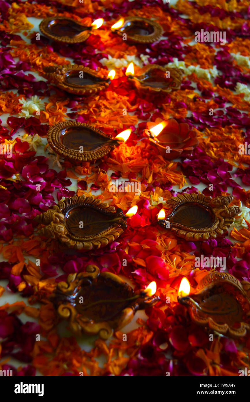 Diwali diyas che brucia in una fila Foto Stock
