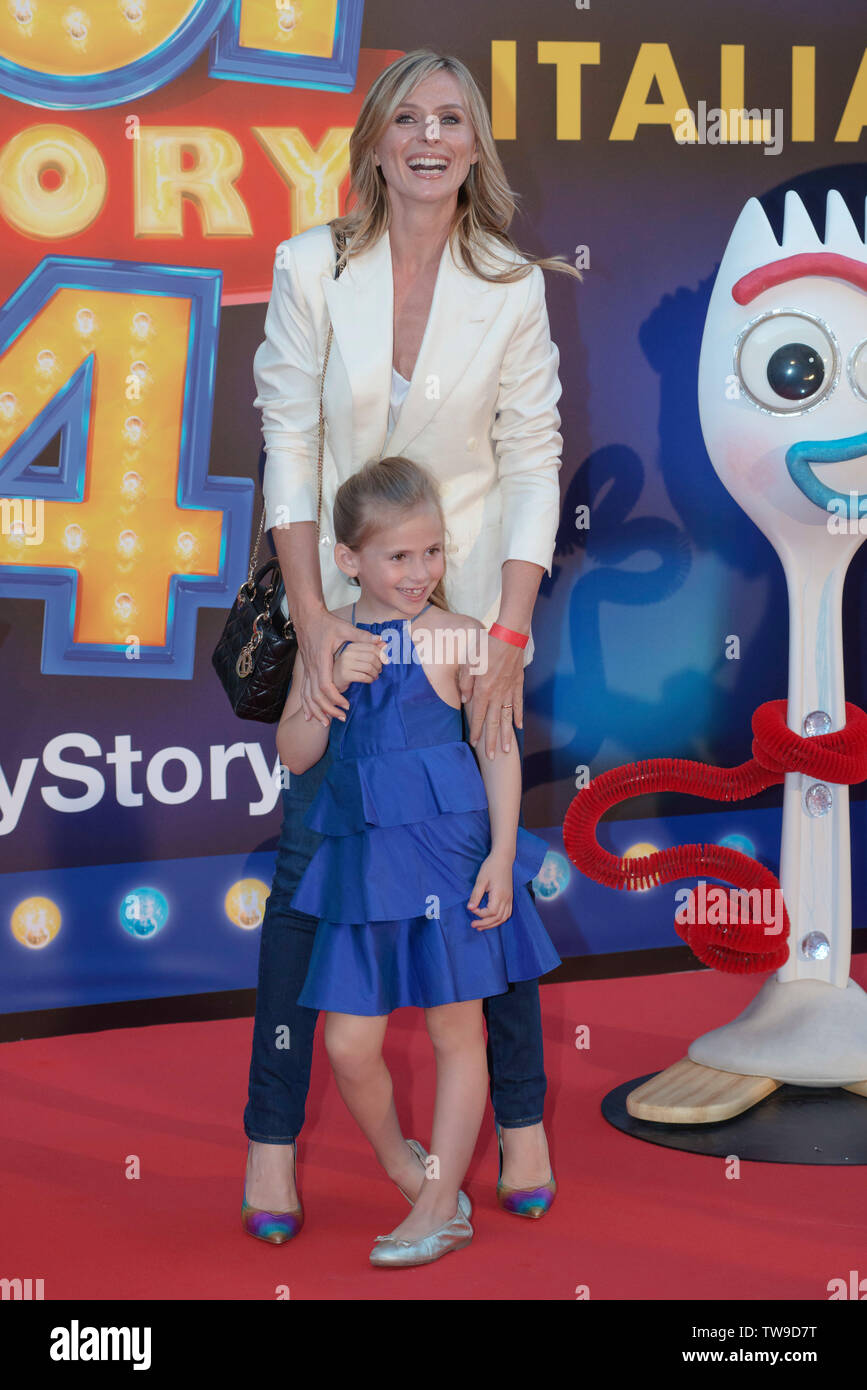 Tv italiana celebrità frequentare il tappeto rosso di Toy Story 4 in studi di Roma Foto Stock