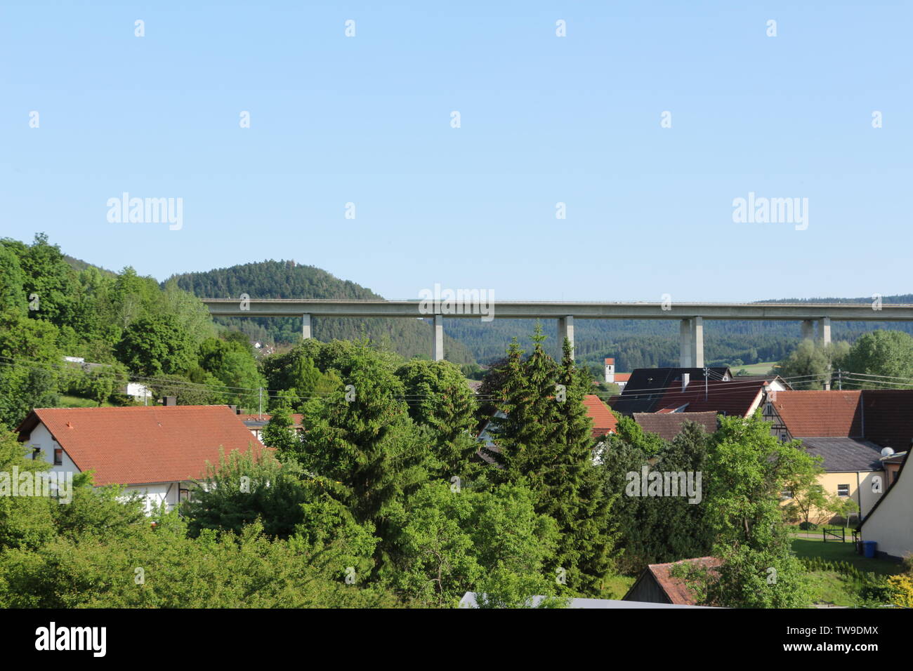 Autobahnbrücke über ein kleines Dorf im Schwarzwald Foto Stock