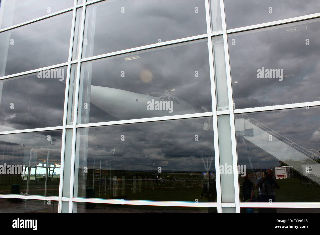 Le famiglie in visita a Manchester Airport la pista parco visitatori guardando il velivolo per andare e venire Foto Stock