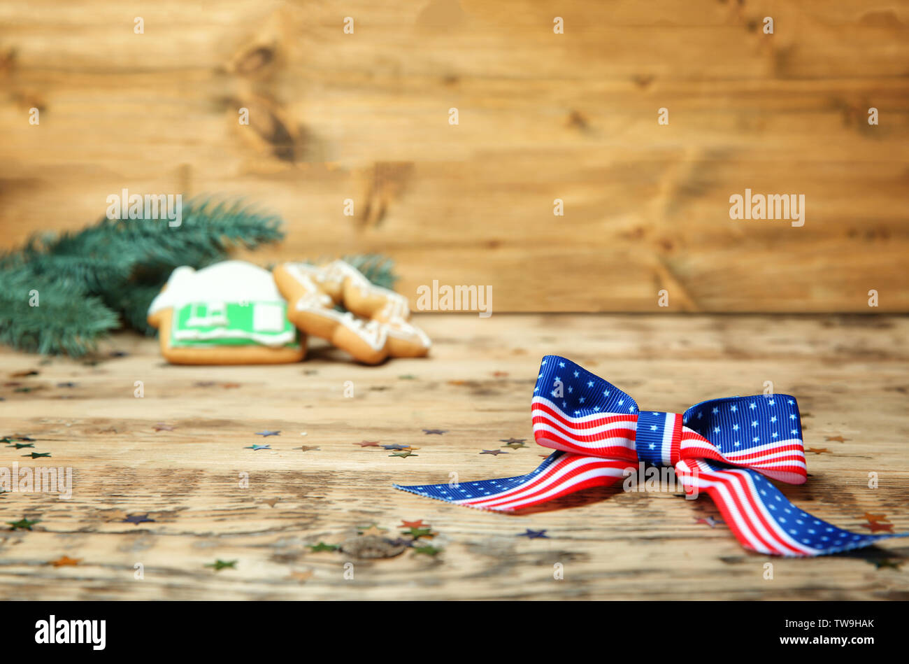 Bandiera americana di prua e confetti sul tavolo di legno. Stati Uniti d'America holiday Foto Stock