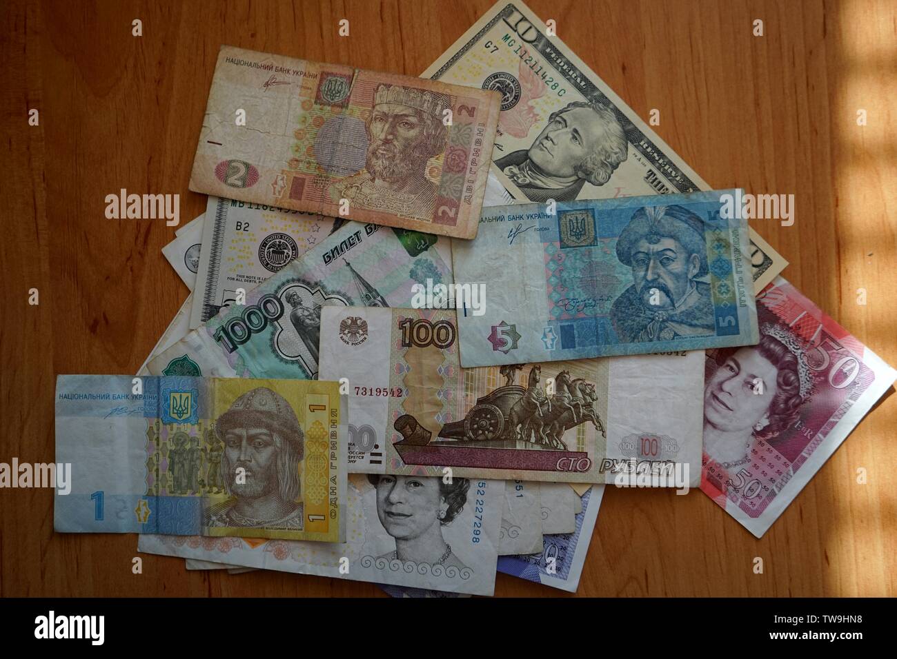 Una piccola selezione di valute del mondo, rubli, hryvnias, dollari e sterline. Foto Stock