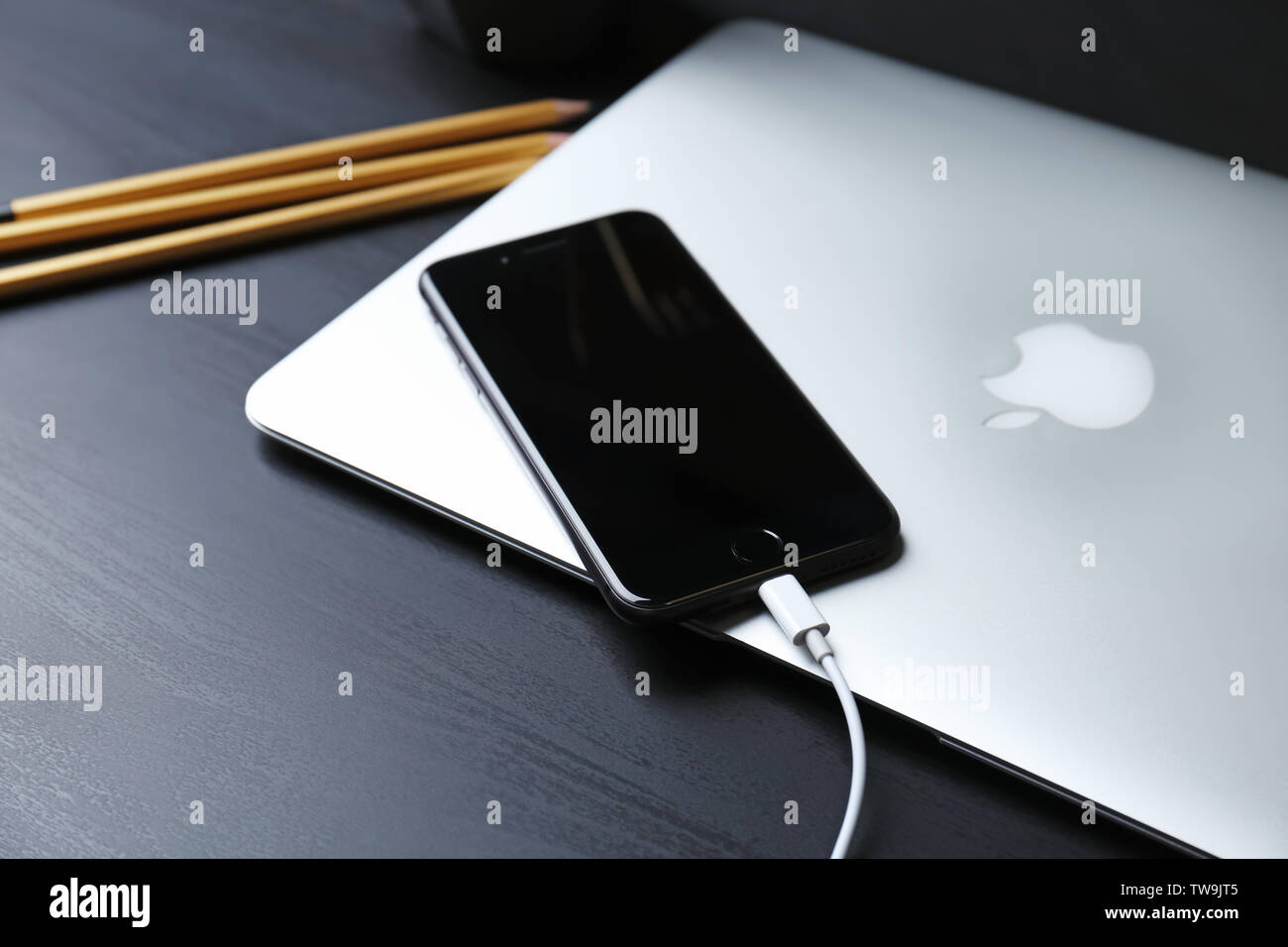 Kiev, Ucraina - 18 dicembre 2017: moderni iPhone 8 spazio grigio e portatile sul tavolo Foto Stock