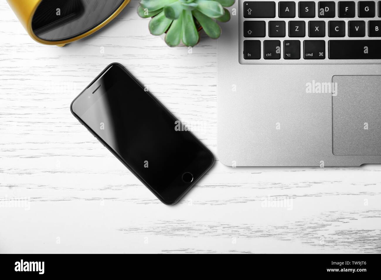 Kiev, Ucraina - 18 dicembre 2017: moderni iPhone 8 spazio grigio e portatile sul tavolo Foto Stock