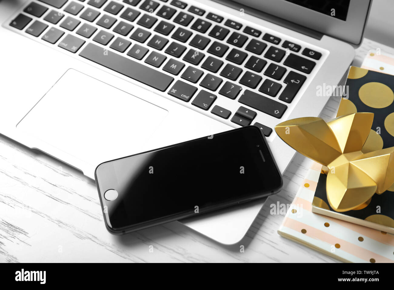 Kiev, Ucraina - 18 dicembre 2017: moderni iPhone 8 spazio grigio e portatile sul tavolo Foto Stock