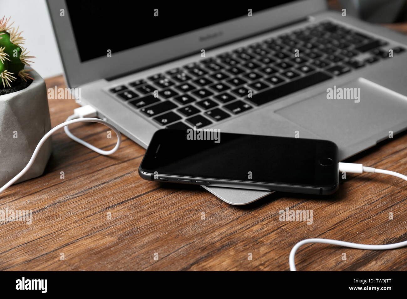 Kiev, Ucraina - 18 dicembre 2017: iPhone 8 spazio grigio collegato al laptop sul tavolo Foto Stock