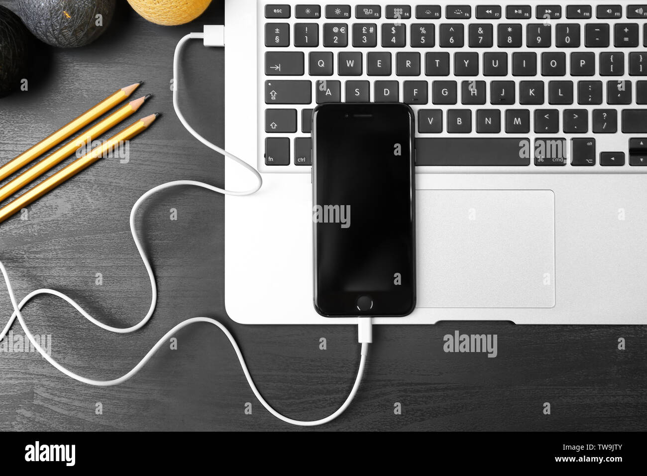 Kiev, Ucraina - 18 dicembre 2017: iPhone 8 spazio grigio collegato al laptop sul tavolo Foto Stock