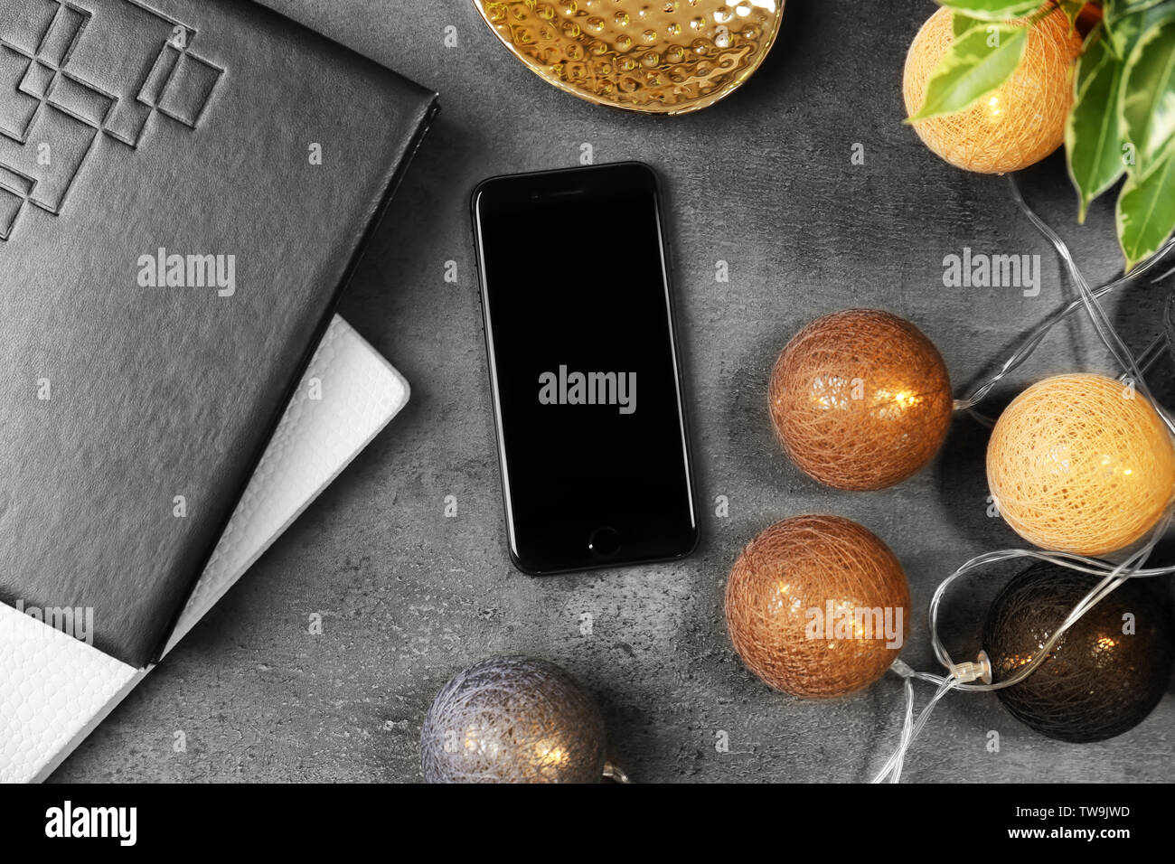 Kiev, Ucraina - 18 dicembre 2017: moderni iPhone 8 spazio grigio e garland sul tavolo Foto Stock