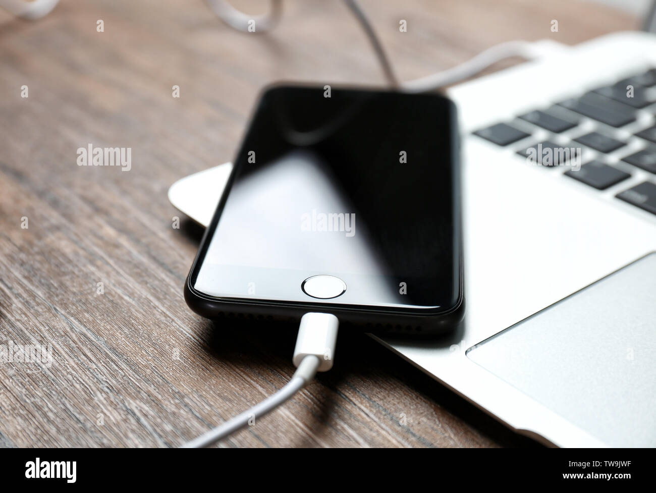 Kiev, Ucraina - 18 dicembre 2017: moderni iPhone 8 spazio grigio e portatile sul tavolo Foto Stock