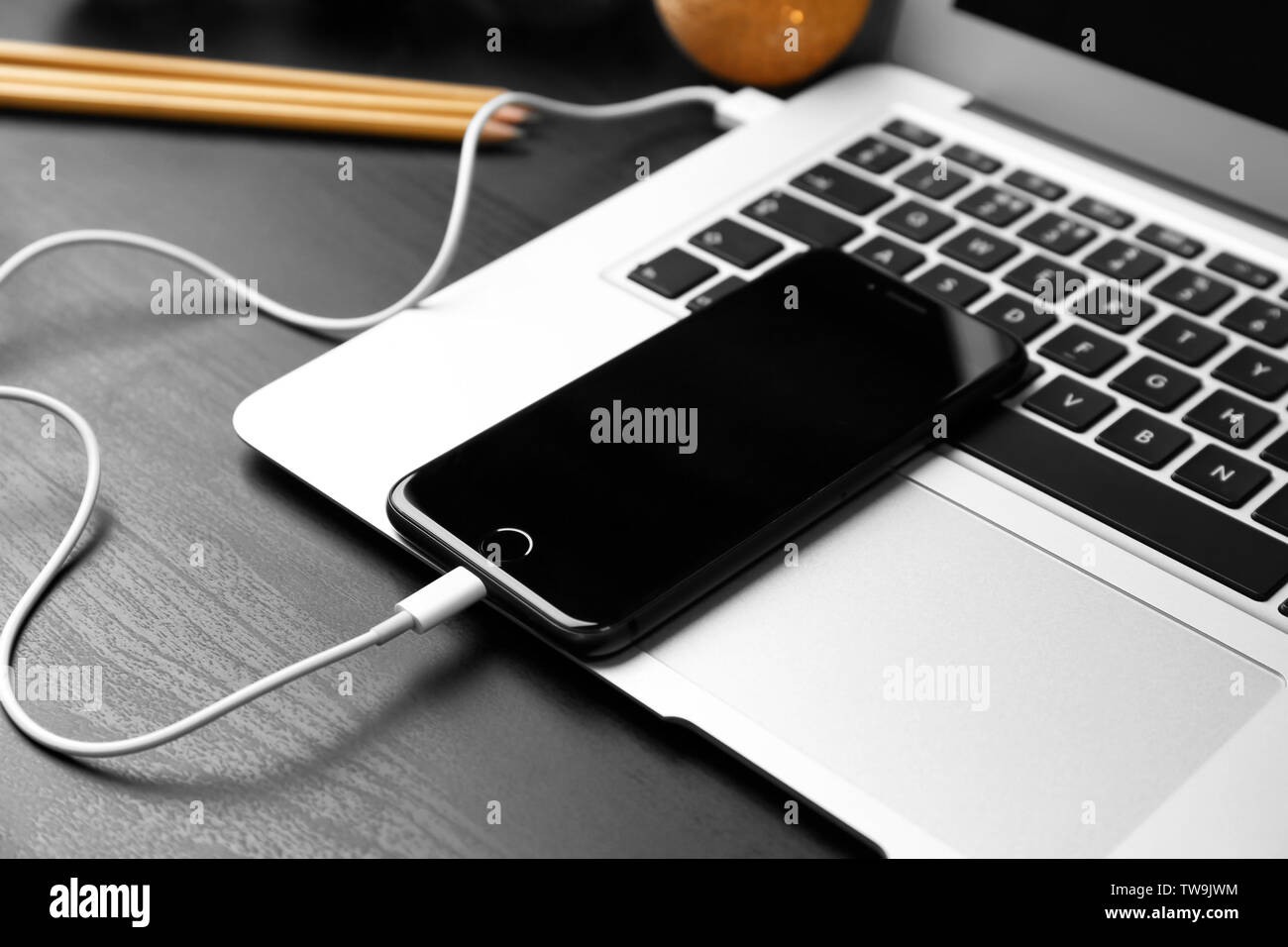 Kiev, Ucraina - 18 dicembre 2017: iPhone 8 spazio grigio collegato al laptop sul tavolo Foto Stock