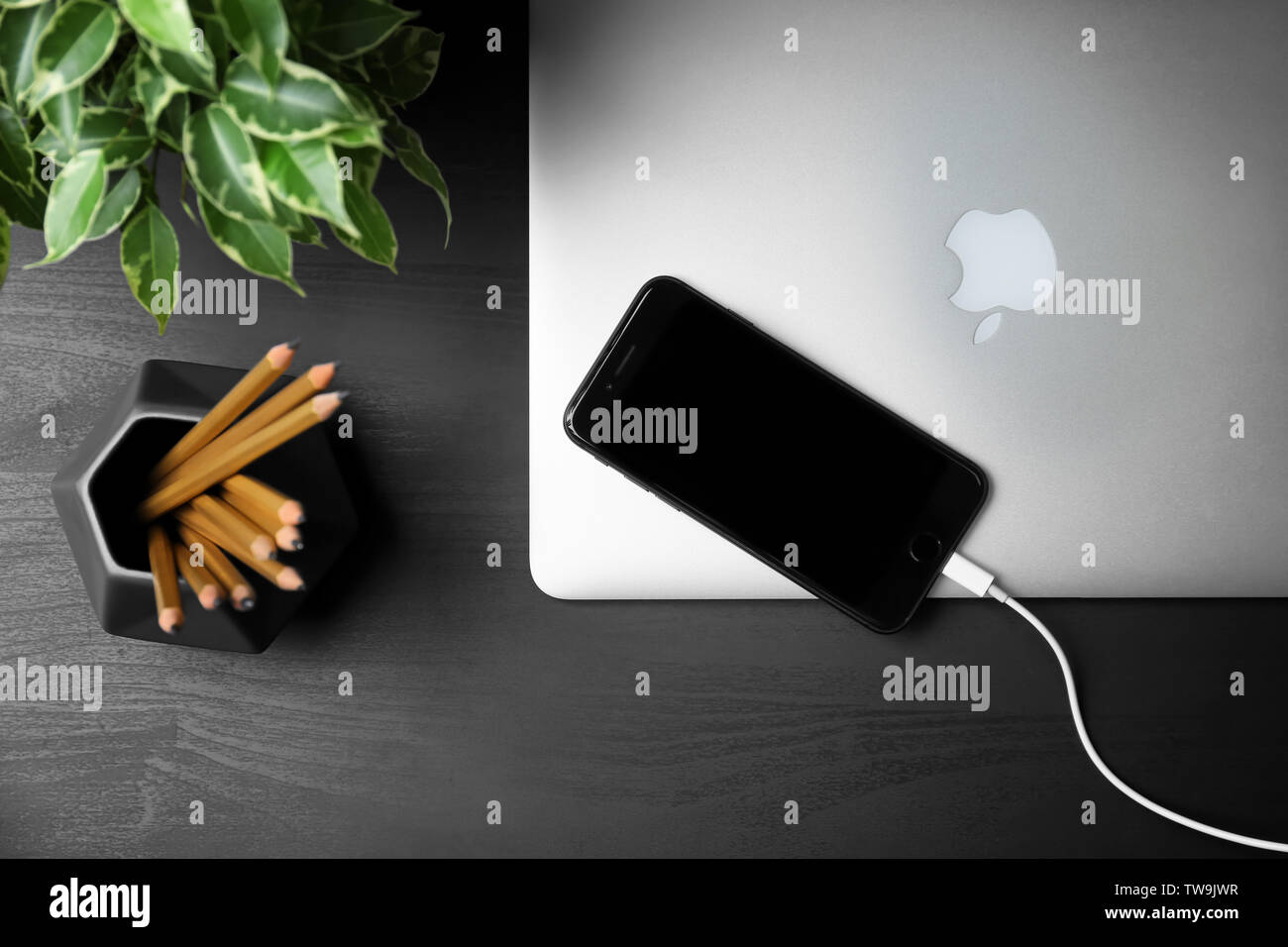 Kiev, Ucraina - 18 dicembre 2017: moderni iPhone 8 spazio grigio e portatile sul tavolo Foto Stock