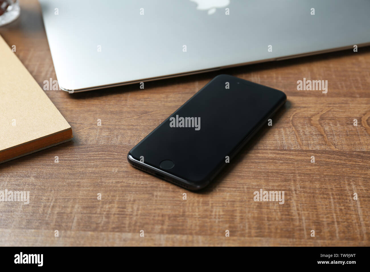 Kiev, Ucraina - 18 dicembre 2017: moderni iPhone 8 spazio grigio sul tavolo di legno Foto Stock