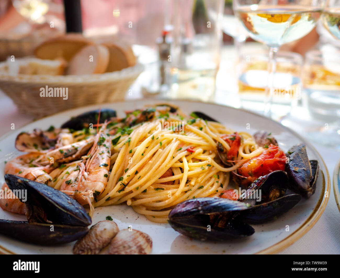 Spaghetti allo scoglio o spaghetti con frutti di mare servita in un piatto bianco con gamberetti e altre conchiglie Foto Stock