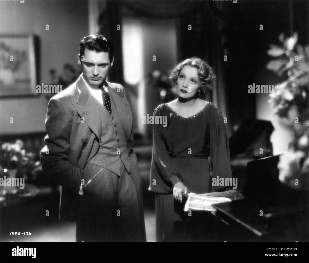 CARY GRANT e Marlene Dietrich in Venere Bionda 1932 Direttore Josef von Sternberg costumi TRAVIS BANTON Foto di DON INGLESE Paramount Pictures Foto Stock