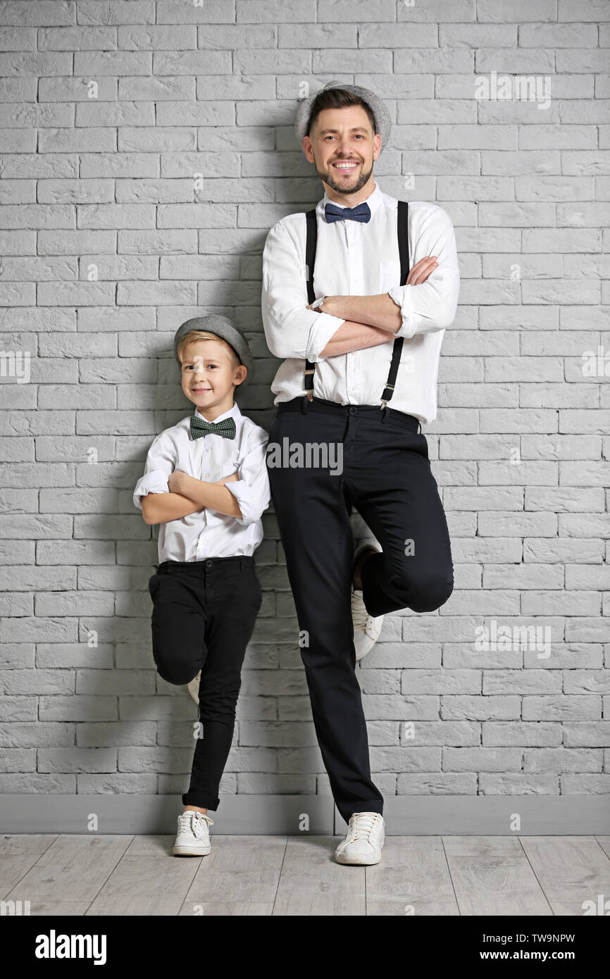 Padre e figlio in eleganti abiti, in interni Foto stock - Alamy