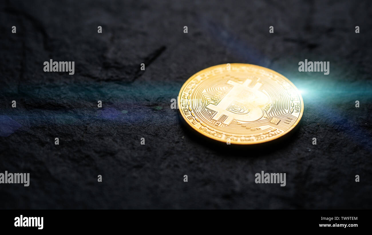 Logo bitcoin sul piatto in pietra nera con luce flare. cyber cryptocurrency concetto di denaro Foto Stock