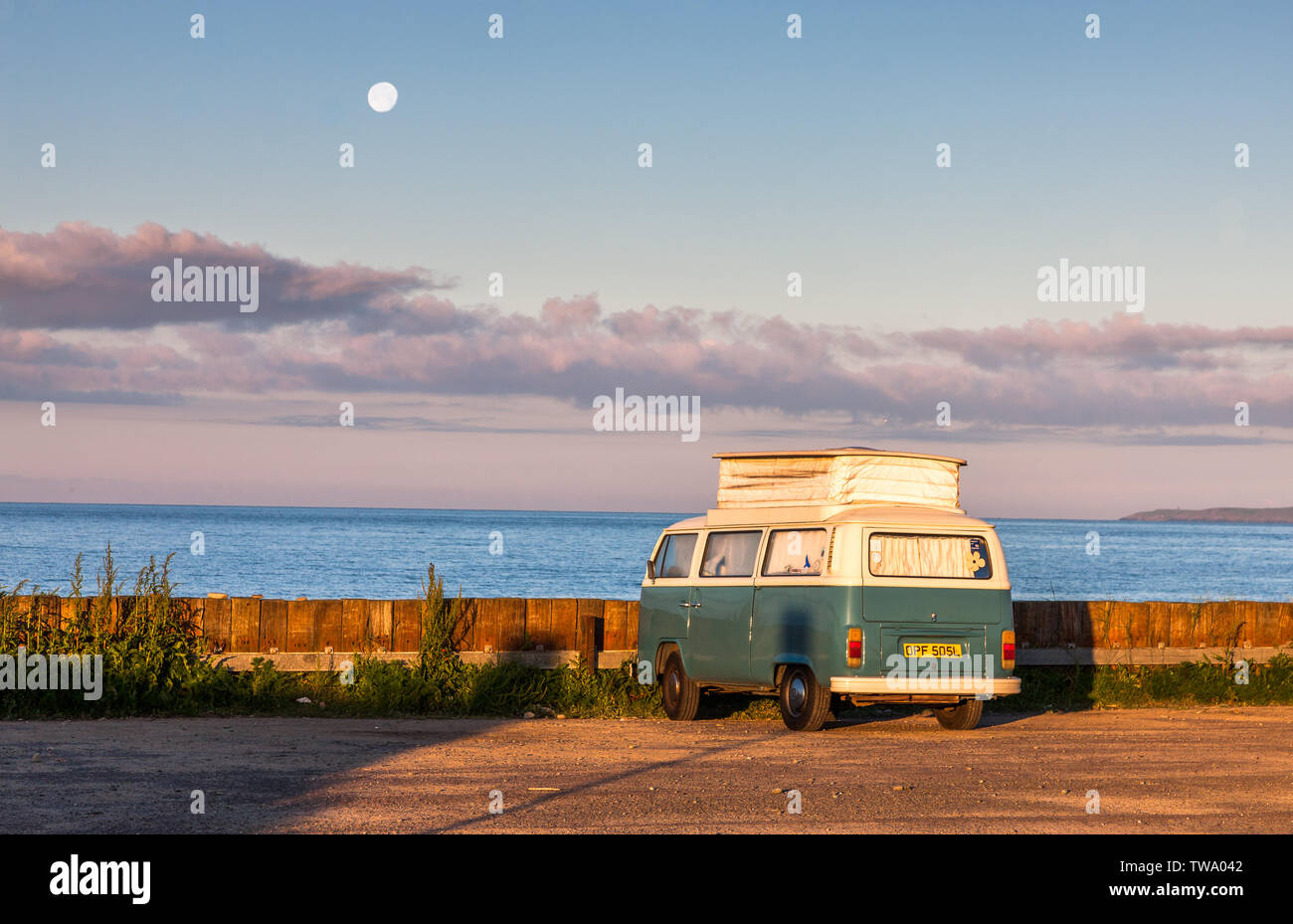 Garrettstown, Cork, Irlanda. 19 giugno 2019. Su una chiara mattina d'estate, un classico Volkswagen camper parcheggiato per tutta la notte sul lungomare di Garrettstown, Co. Cork, Irlanda.- Picture David Creedon / Anzenberger Credito: David Creedon/Alamy Live News Foto Stock
