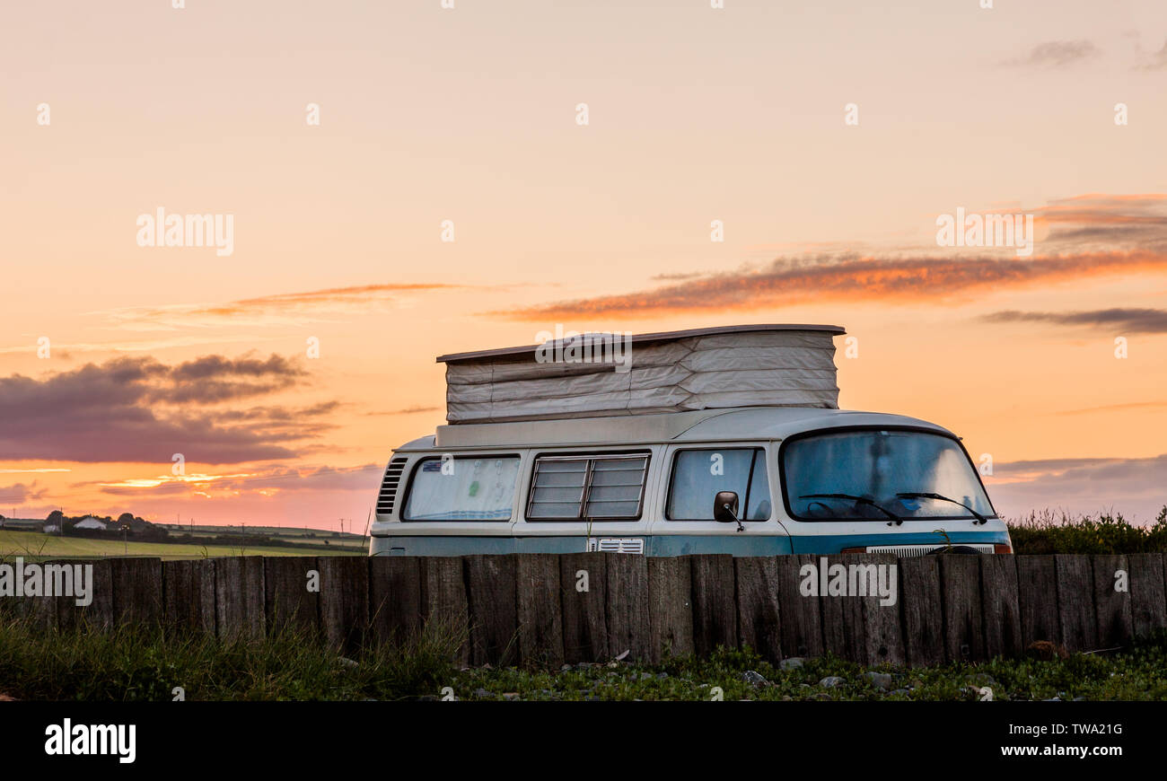 Garrettstown, Cork, Irlanda. 19 giugno 2019. Su una chiara mattina d'estate, un classico Volkswagen camper parcheggiato per tutta la notte sul lungomare di Garrettstown, Co. Cork, Irlanda.- Picture David Creedon / Anzenberger Credito: David Creedon/Alamy Live News Foto Stock