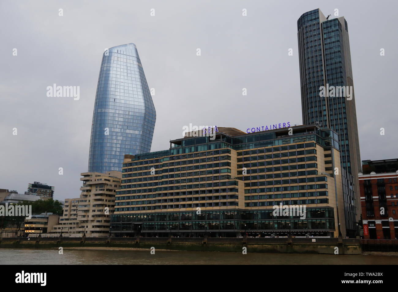 Uno Blackfriars, noto anche come il Vaso e il South Bank hotel chiamato Sea Containers, lungo il fiume Tamigi a Londra, Regno Unito. Foto Stock