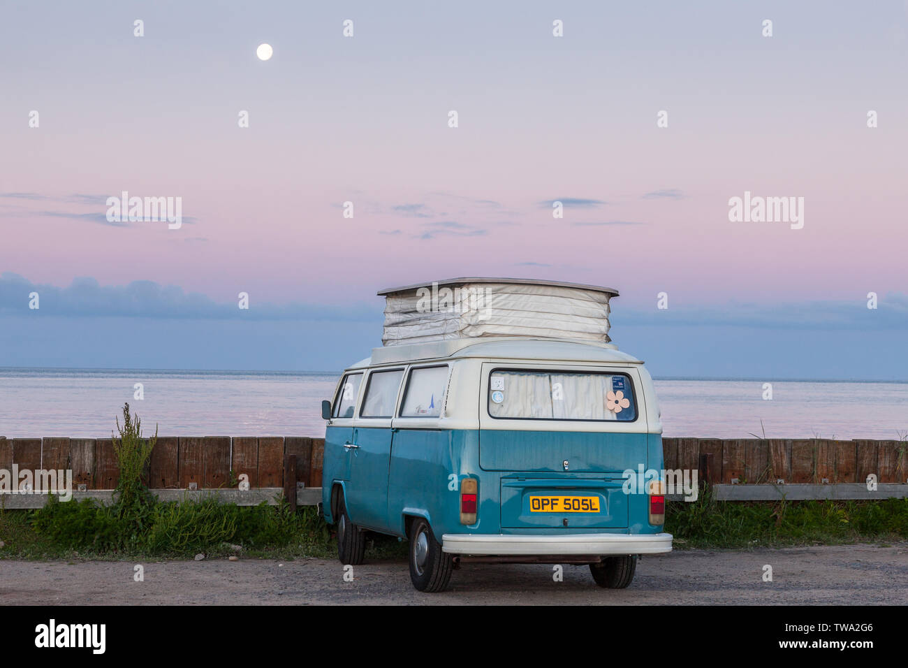 Garrettstown, Cork, Irlanda. 19 giugno 2019. Su una chiara mattina d'estate, un classico Volkswagen camper parcheggiato per tutta la notte sul lungomare di Garrettstown, Co. Cork, Irlanda.- Picture David Creedon / Anzenberger Credito: David Creedon/Alamy Live News Foto Stock