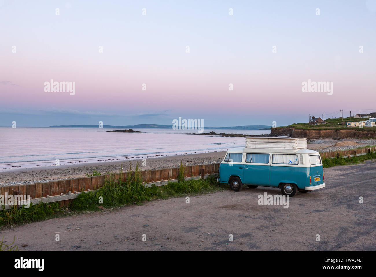 Garrettstown, Cork, Irlanda. 19 giugno 2019. Su una chiara mattina d'estate, un classico Volkswagen camper parcheggiato per tutta la notte sul lungomare di Garrettstown, Co. Cork, Irlanda.- Picture David Creedon / Anzenberger Credito: David Creedon/Alamy Live News Foto Stock