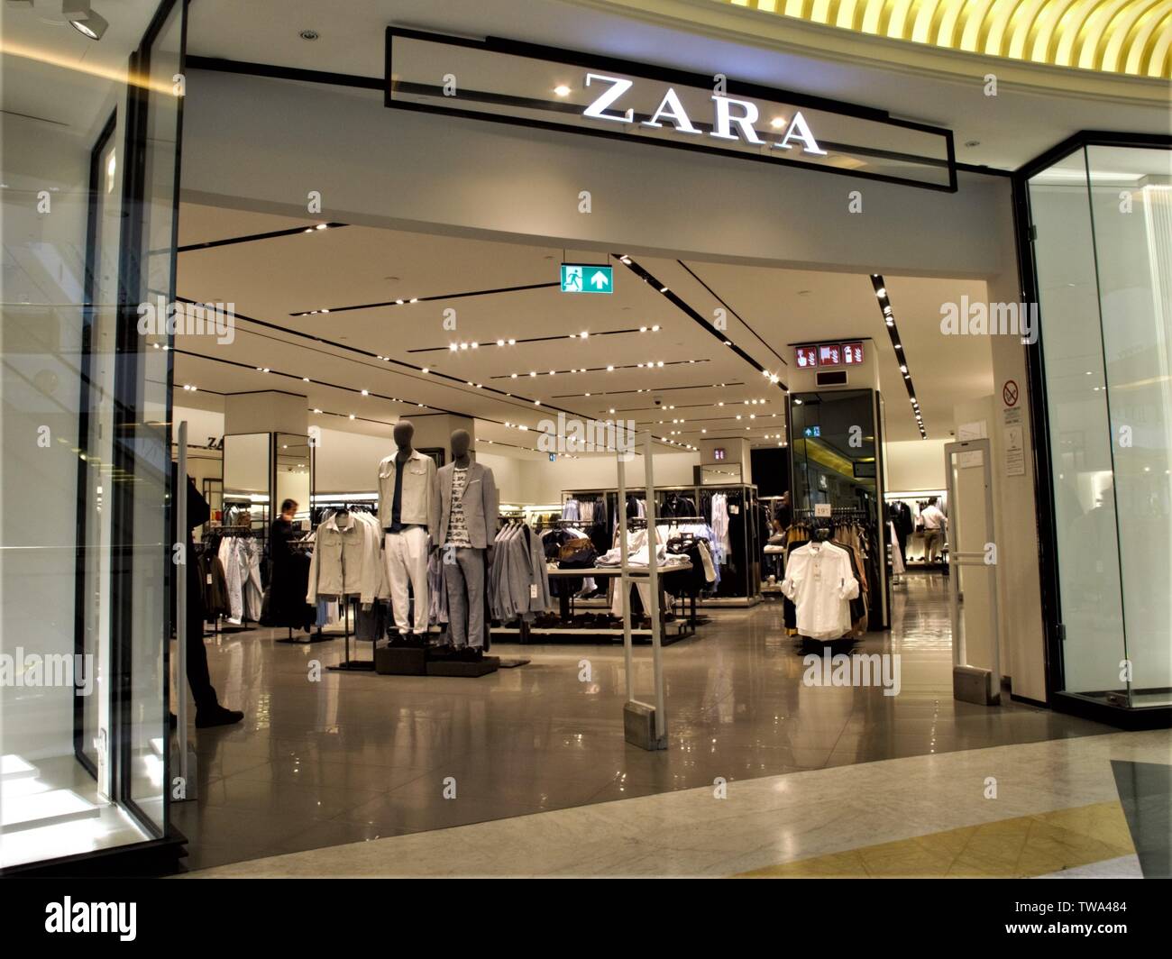 ZARA NEGOZIO DI MODA IN INGRESSO EUROMA 2 SHOPPING CENTER A ROMA Foto stock  - Alamy