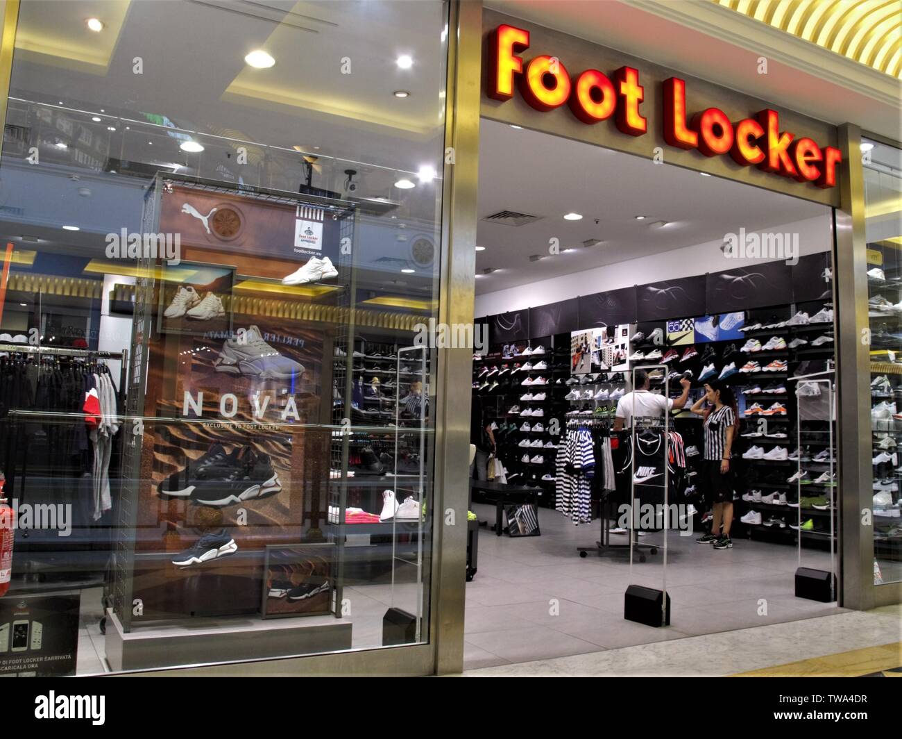 FOOT LOCKER CALZATURE FASHION STORE IN INGRESSO EUROMA 2 SHOPPING CENTER A  ROMA Foto stock - Alamy