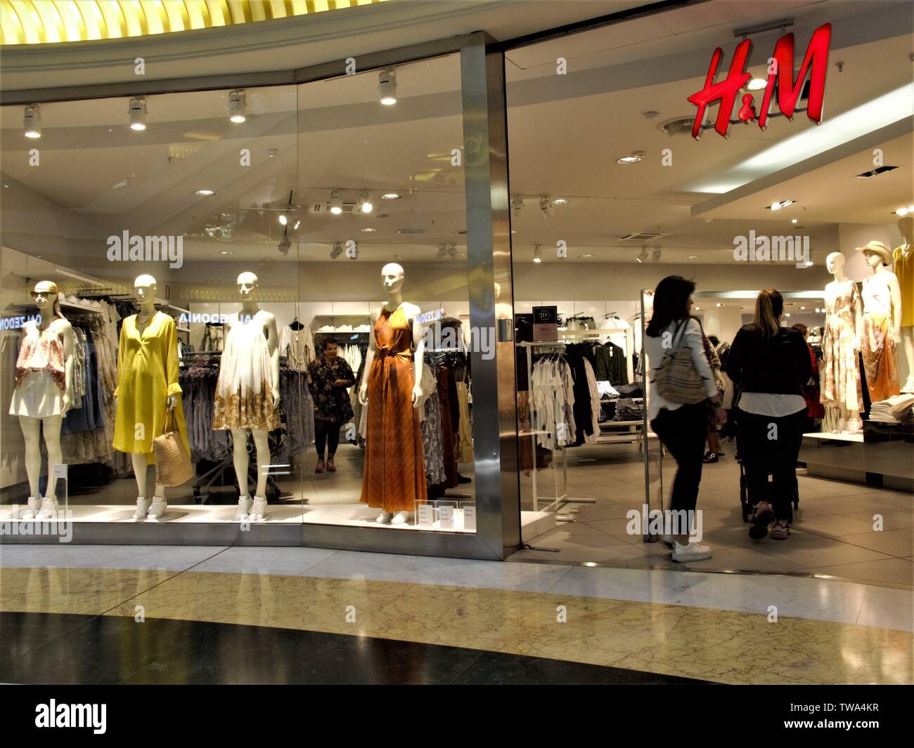 H&M NEGOZIO DI MODA IN INGRESSO EUROMA 2 SHOPPING CENTER A ROMA Foto stock  - Alamy