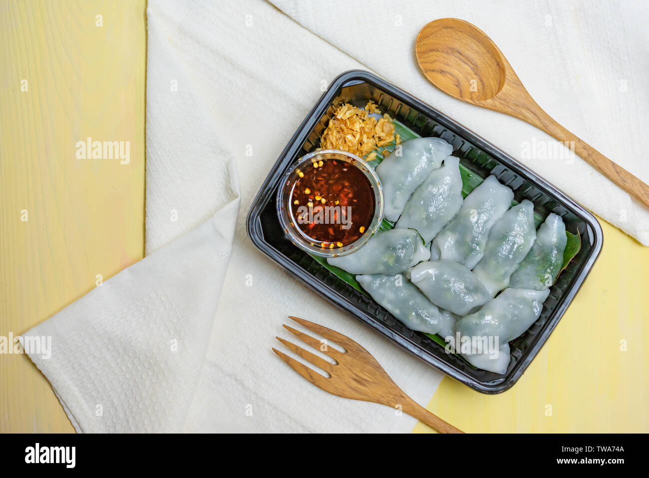 Al vapore gnocchi di erba cipollina servita con peperoncino piccante salsa , asiatica cucina di stile Foto Stock