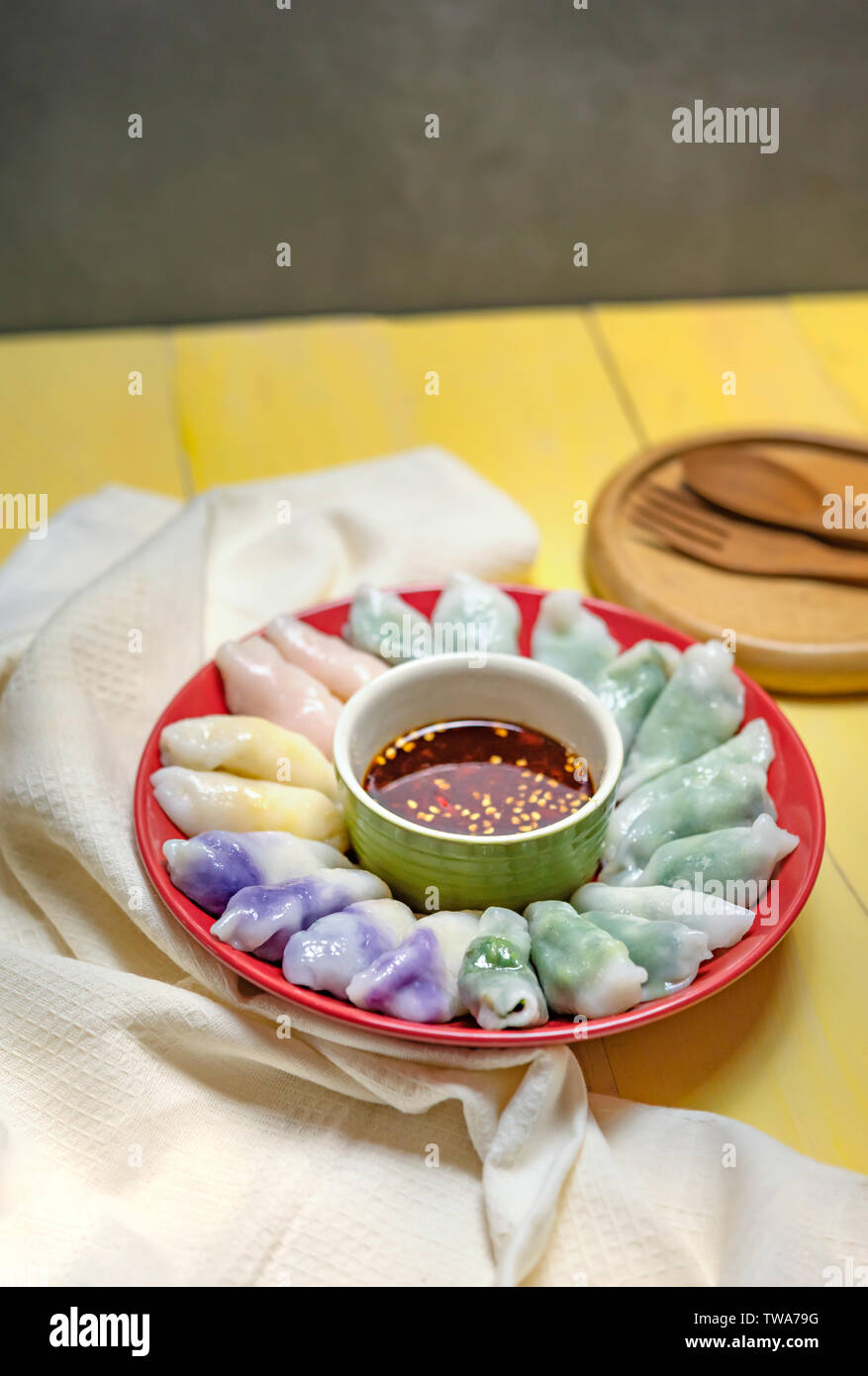 Al vapore gnocchi di erba cipollina servita con peperoncino piccante salsa , asiatica cucina di stile Foto Stock