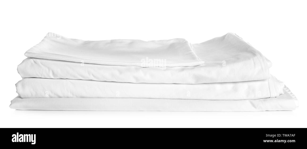 Ripiegate biancheria da letto pulita su sfondo bianco. Servizio lavanderia Servizio giorno Foto Stock