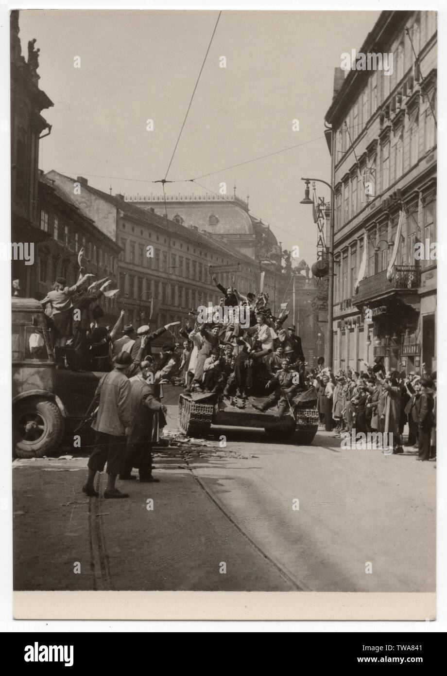Armata rossa serbatoio T-34 in Národní Avenue (Národní třída) a Praga, Cecoslovacchia, il 9 maggio 1945. Fotografia in bianco e nero pubblicato in cecoslovacco cartolina vintage rilasciati nel 1955. La cortesia dell'Azoor Collezione Cartoline. Foto Stock