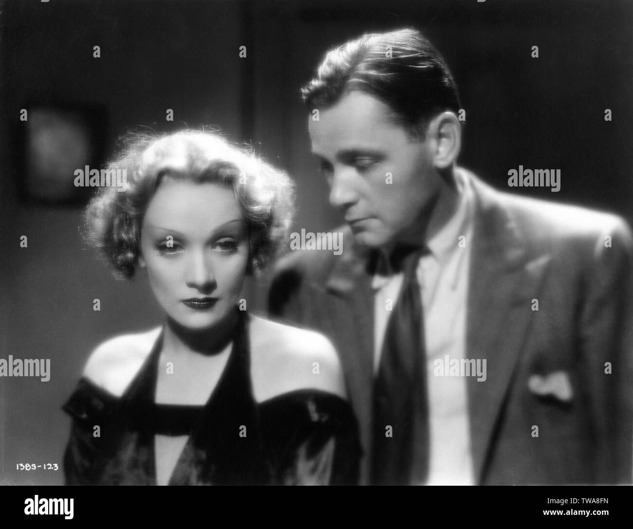 MARLENE DIETRICH e HERBERT MARSHALL in Venere Bionda 1932 Direttore Josef von Sternberg costumi TRAVIS BANTON Foto di DON INGLESE Paramount Pictures Foto Stock