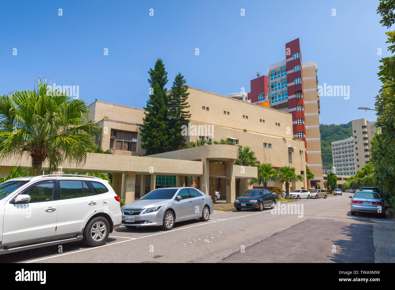 Keelung, Taiwan - 5 Settembre 2018: Street view con le auto parcheggiate in prossimità degli edifici della National Taiwan Ocean University a giornata di sole Foto Stock