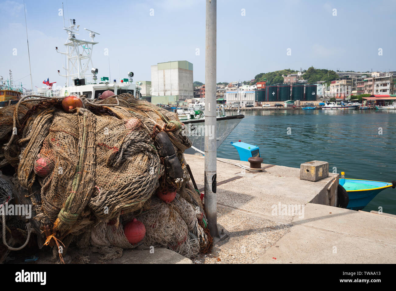 Keelung, Taiwan - 5 Settembre 2018: reti da pesca con galleggianti rosso giaceva su una costa di Keelung port Foto Stock