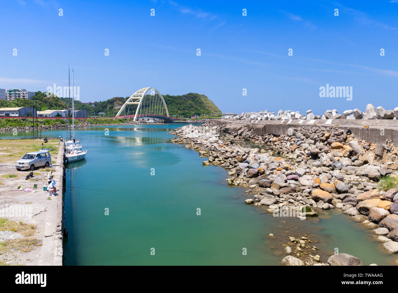 Keelung, Taiwan - 6 Settembre 2018: il paesaggio costiero di Keelung city con i pescatori nei pressi di massiccia scogliera di calcestruzzo Foto Stock