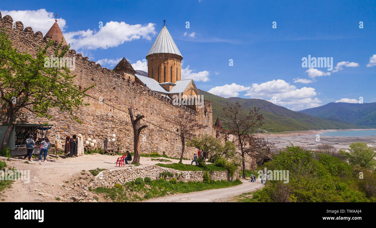 Ananuri, Georgia - 30 Aprile 2019: il castello di Ananuri complesso situato sul fiume Aragvi in Georgia. Era un castello dei duchi di Aragvi feudale dyn Foto Stock