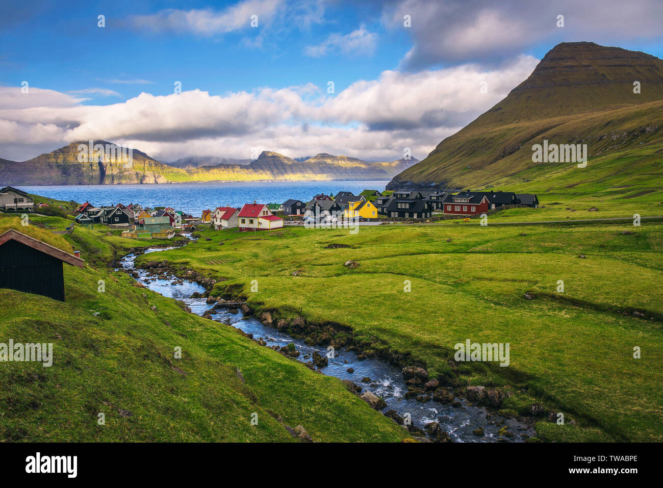Villaggio di Gjogv su Isole Faerøer con case colorate e un ruscello Foto Stock