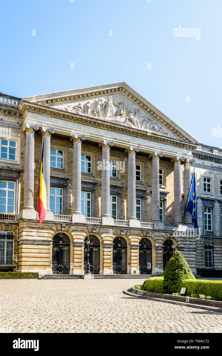 Tre quarti di vista frontale del Palazzo della Nazione, sede del Parlamento federale belga a Bruxelles, in Belgio. Foto Stock