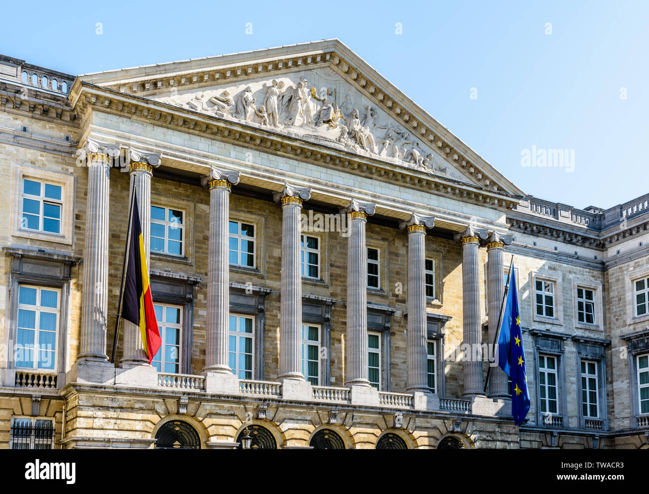 Tre quarti di vista frontale del Palazzo della Nazione, sede del Parlamento federale belga a Bruxelles, in Belgio. Foto Stock