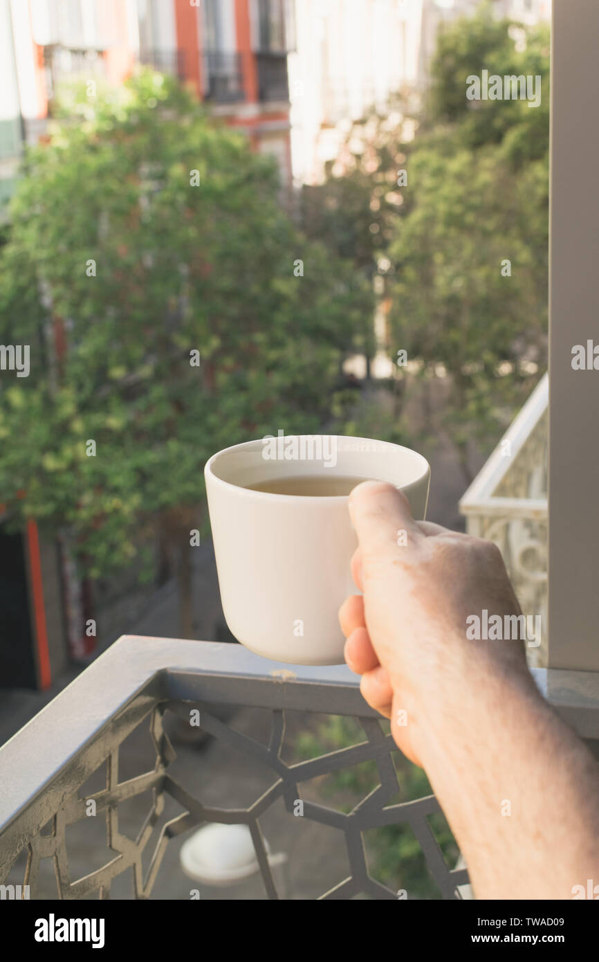 La mattina presto il tè. buona tazza di tè rilassanti nel balcone. punto di vista. Foto Stock