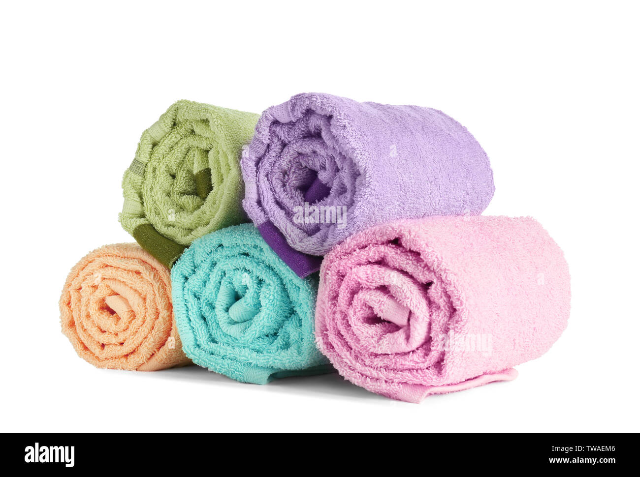 Pulire asciugamani puliti arrotolati su sfondo bianco. Servizio lavanderia Servizio giorno Foto Stock